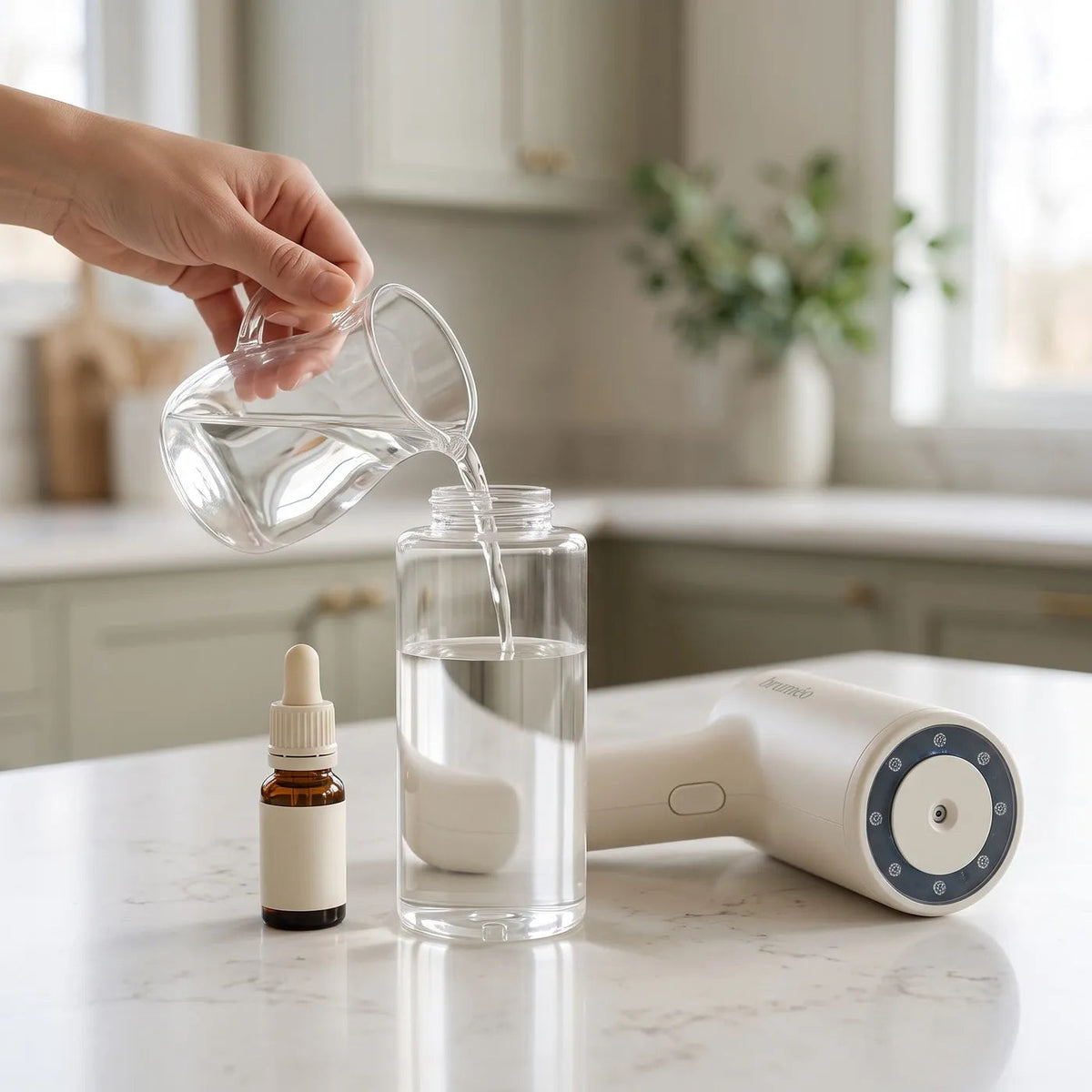 Remplissage du réservoir Bruméo avec de l'eau et une dose de concentré